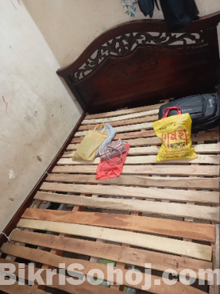 মালোয়শিয়ান কাঠের খাট বিক্রি হবে।